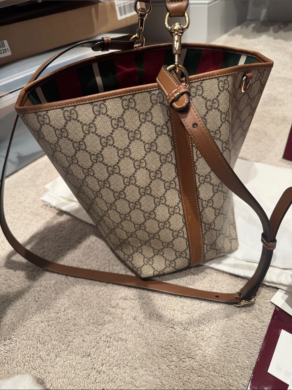 Authentic Gucci Beige GG Canvas Medium Bucket Bag with Chestnut Trim - Picture 4 of 16